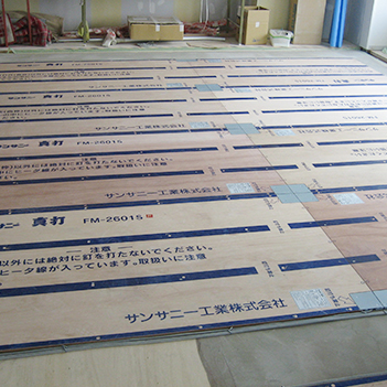 六本木託児所　床暖房　電気パネル式
